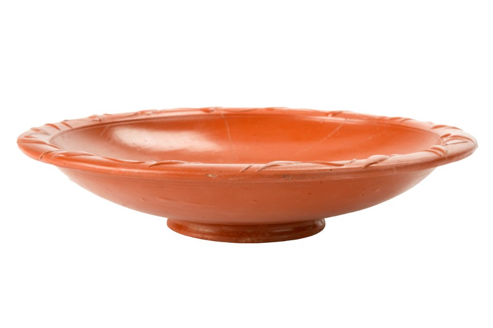 Bord in terra sigillata met barbotineversiering, 60 tot 120 NC, vindplaats- Gutschoven, Tomveld, tumulus, graf 3, collectie Gallo-Romeins Museum Tongeren, 85.B.17