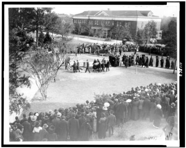 Booker T. Washington's coffin being carried to grave site LCCN94509011 photo