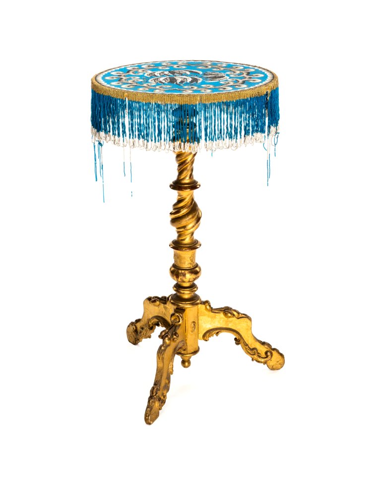 Bord med pärbroderi, 1860-tal - Hallwylska museet - 110098