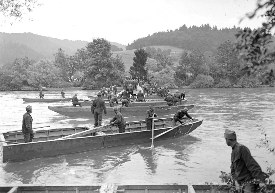 Boote der Pontoniere fahren auf der Aare in Position - CH-BAR - 3239923