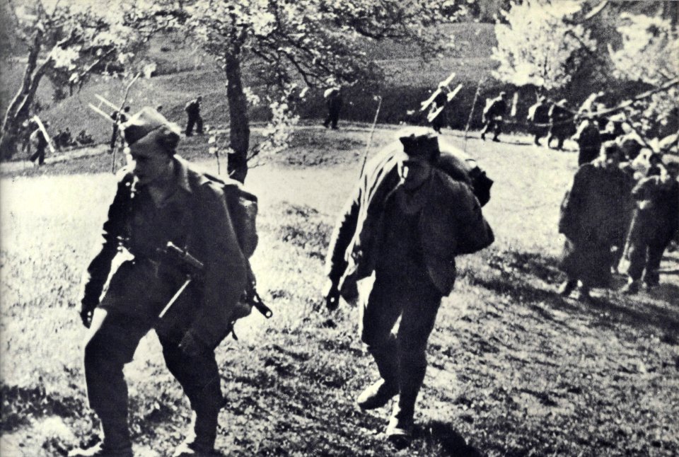 Borci Tomšičeve brigade odhajajo 19. marca 1944 v napad na nemško postojanko