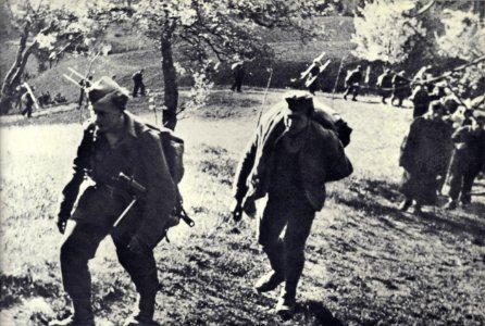 Borci Tomšičeve brigade odhajajo 19. marca 1944 v napad na nemško postojanko
