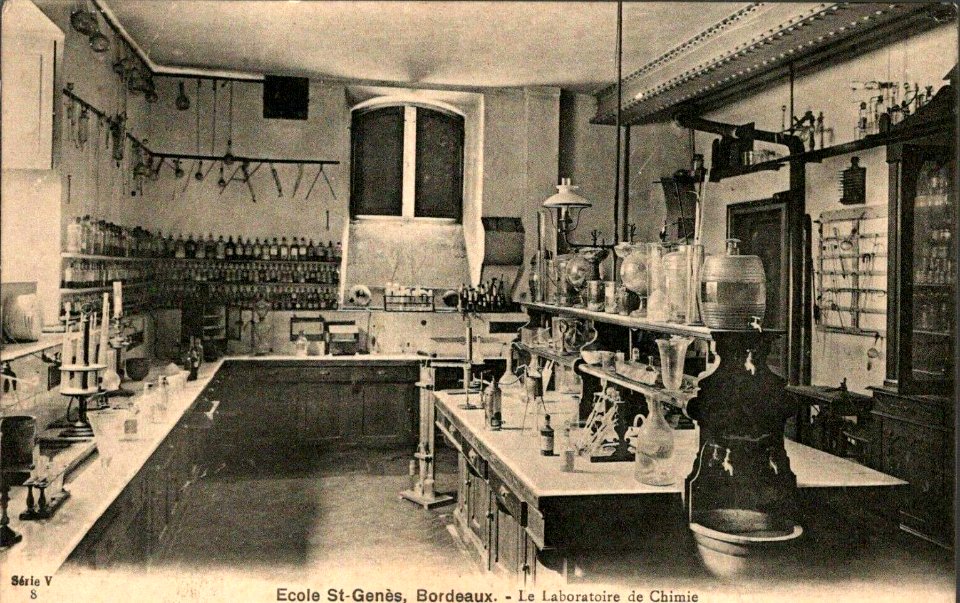 Bordeaux - Ecole Saint-Genès Le laboratoire de chimie
