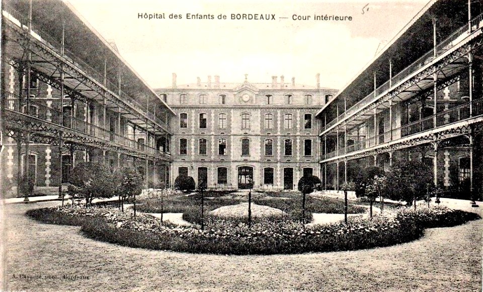 Bordeaux - Hôpital des Enfants - cour intérieure