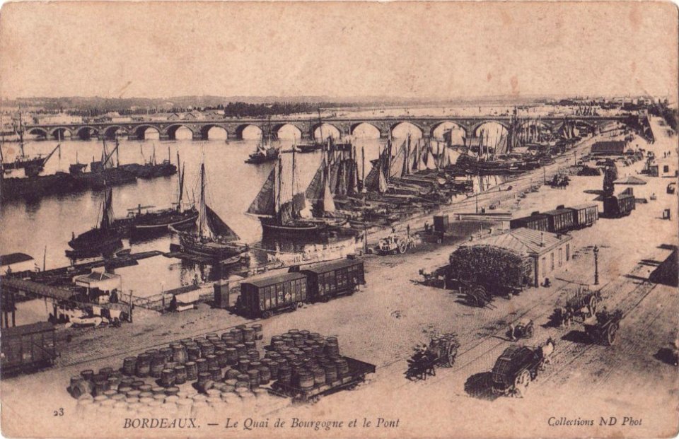 Bordeaux - le quai de Bourgogne et le pont de Pierre