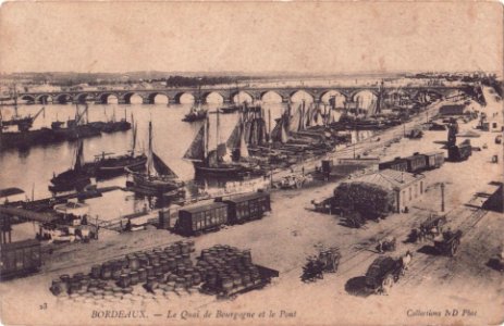 Bordeaux - le quai de Bourgogne et le pont de Pierre