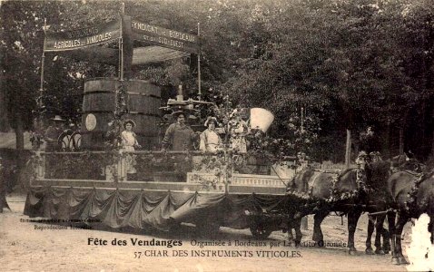 Bordeaux fête-des-vendanges 57 Char des instruments viticoles