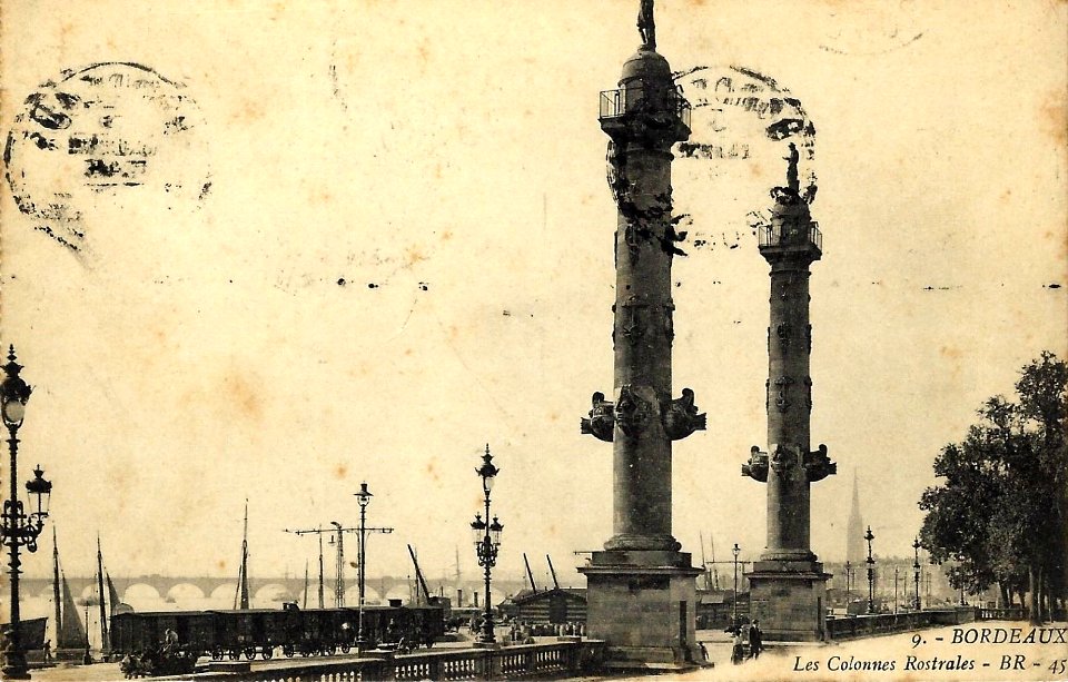 Bordeaux place des Quinconces colonnes rostrales 3