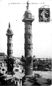 Bordeaux place des Quinconces colonnes rostrales 6