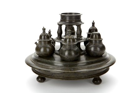 Bordssurtout med flaskor från 1600-talet gjord av svarvad grön serpentin(stensort) - Skoklosters slott - 93563