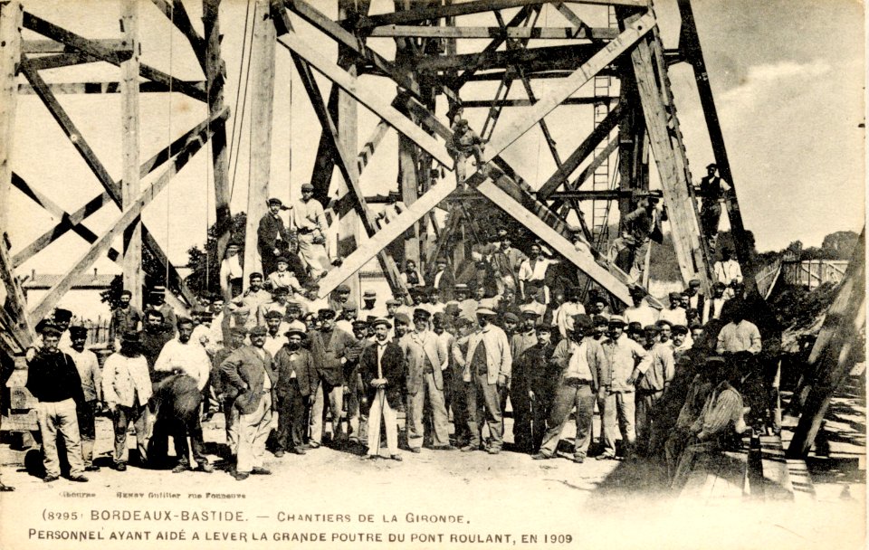 Bordeaux-Bastide - Chantiers de la Gironde - Personnel ayant aidé à lerver la grande poutre du pont roulant (1909)