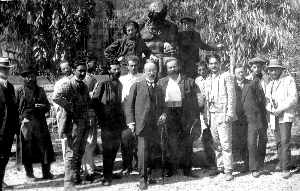Boris Schatz, Ahad Ha'am and students from Bezalel, in the institution's garden 1912