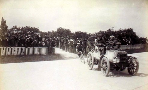 Bordeaux-Paris 1899, Josef Fischer le deuxième (qui arrive derrière la voiture de Fernand Charron)