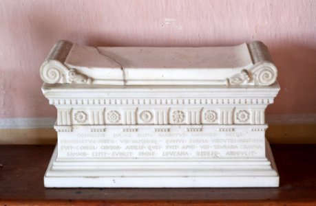Bordsprydnad i form av romersk marmorsarkofag - Skoklosters slott - 95157
