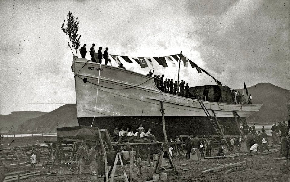 Botadura del barco 'Octubre' de los astilleros de Zumaia (1 de 3) - Fondo Car-Kutxa Fototeka