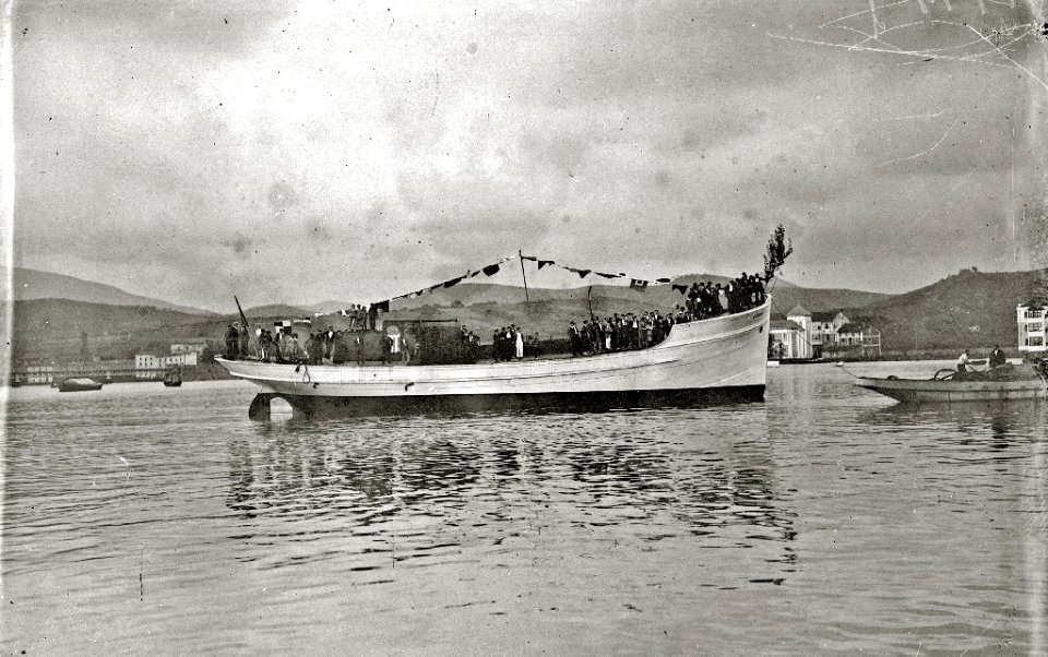 Botadura del barco 'Octubre' de los astilleros de Zumaia (3 de 3) - Fondo Car-Kutxa Fototeka