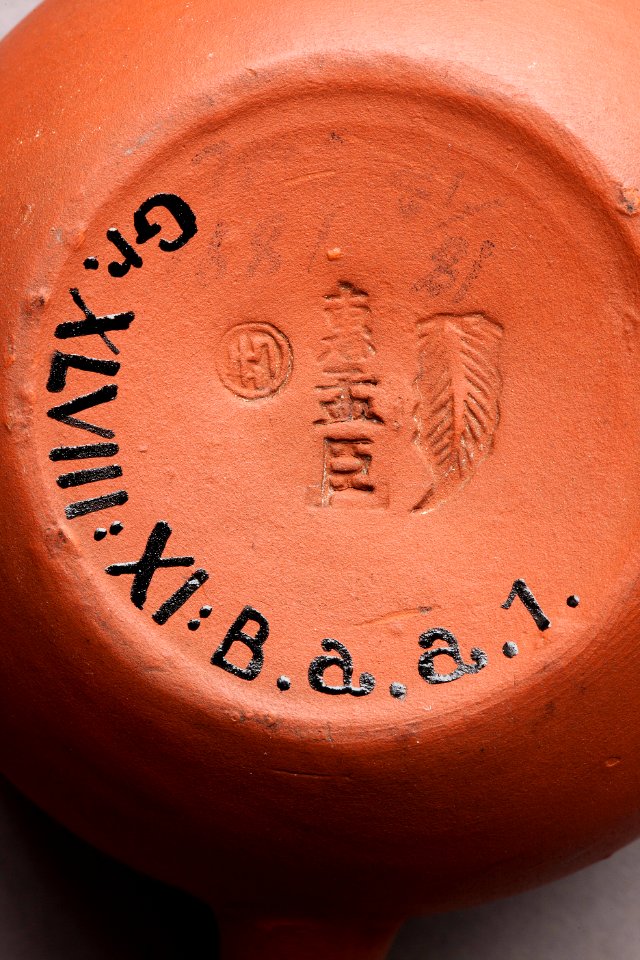 Botten av tekanna med stämplar och museets inventarienummer - Hallwylska museet - 95953