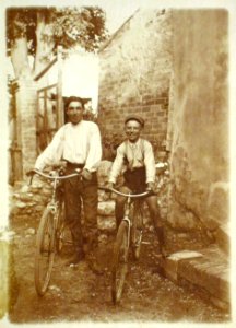 Bouches-du-Rhône - People with bicycles (1)