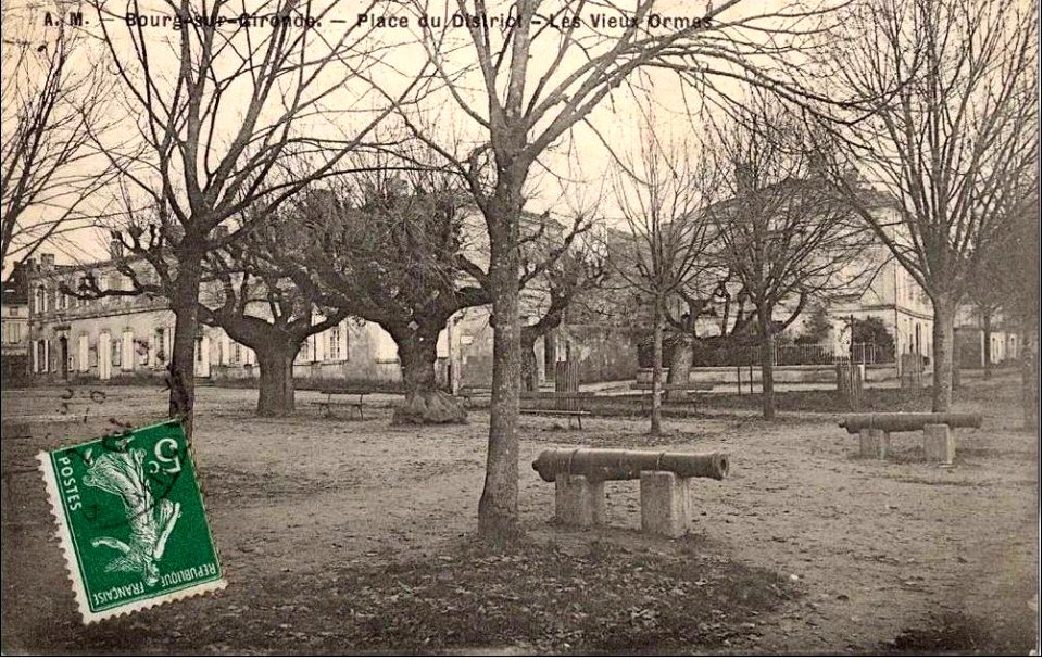 Bourg - Place du District 3