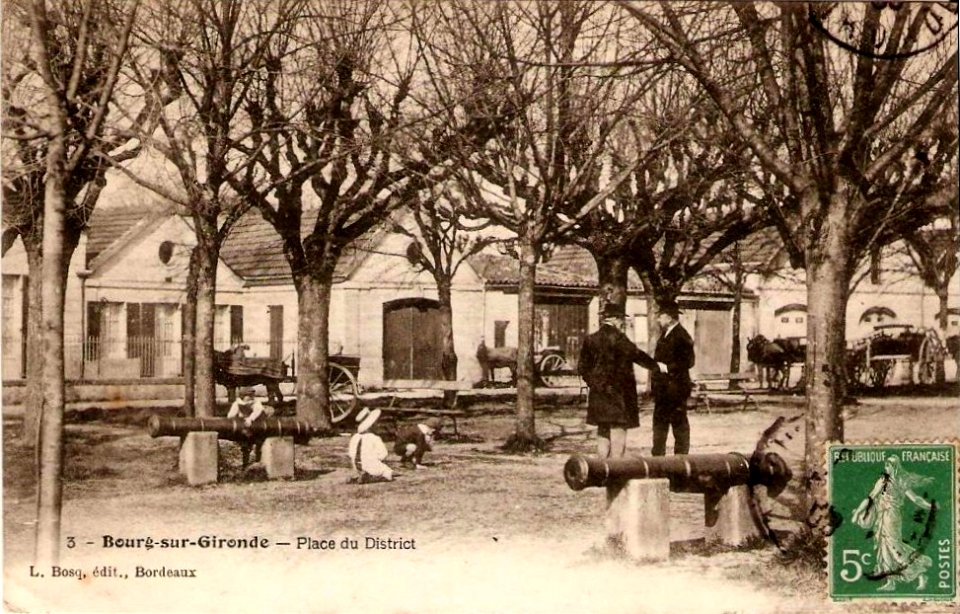 Bourg - Place du District 4