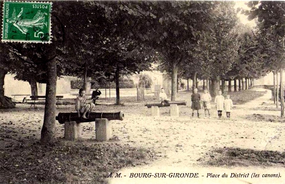 Bourg - Place du District 6