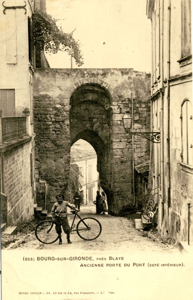 Bourg - Porte du port 2c