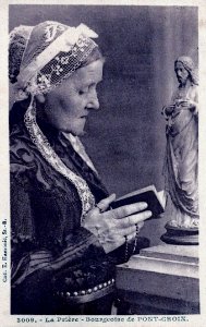Bourgeoise de Pont-Croix en prière