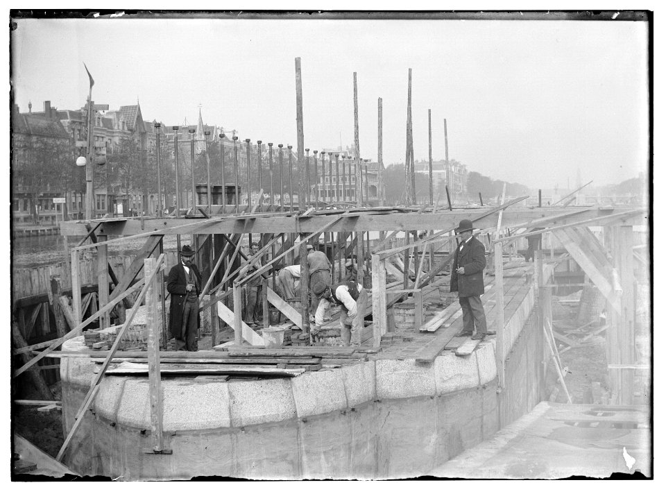 Bouw van de Nieuwe Amstelbrug (Brug 101) over de Amstel, tussen Ceintuurbaan en Ruyschstraat, gezien naar de Jacob Olie (max res)