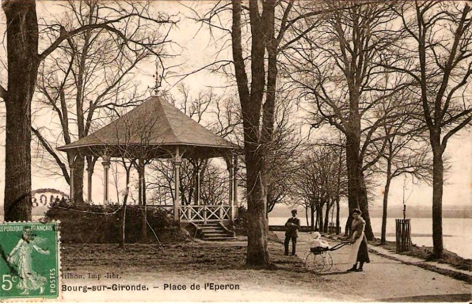 Bourg - Kiosque de la musique 2