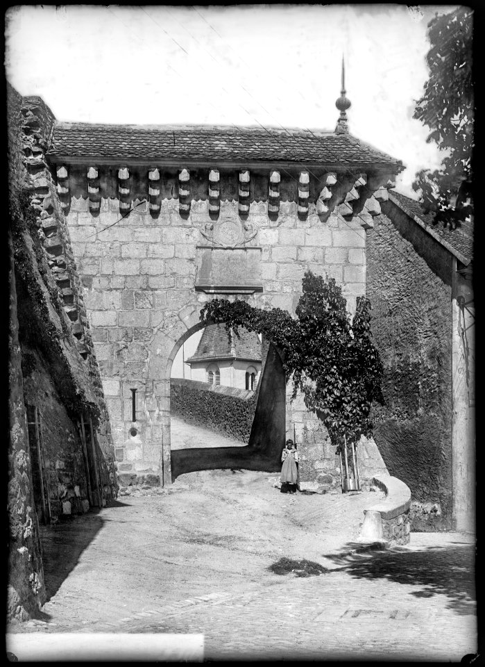 CH-NB - Aubonne, Château, Porte, vue partielle - Collection Max van Berchem - EAD-7188