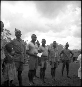 CH-NB - Belgisch-Kongo, Adranga- Soldaten - Annemarie Schwarzenbach - SLA-Schwarzenbach-A-5-25-235