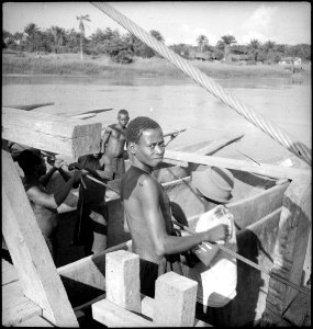 CH-NB - Belgisch-Kongo, Fluss Jturi (Aruwimi)- Alltagsszene - Annemarie Schwarzenbach - SLA-Schwarzenbach-A-5-25-113