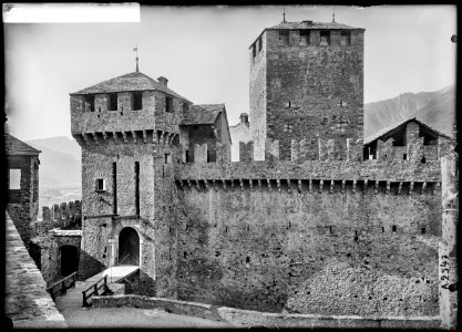 CH-NB - Bellinzona, Castello di Montebello, vue partielle extérieure - Collection Max van Berchem - EAD-7112