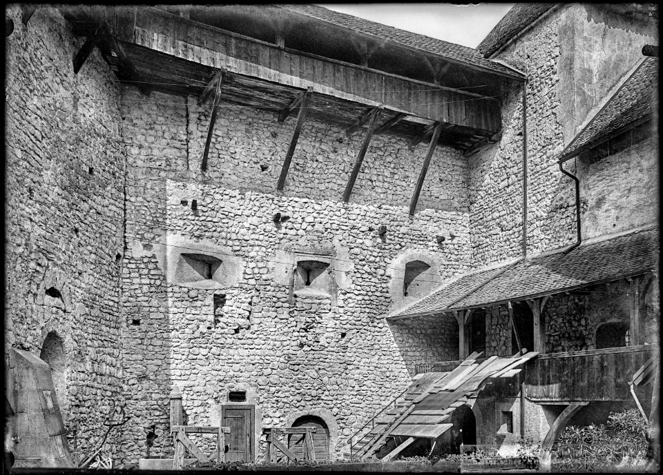 CH-NB - Chillon, Château, Cour intérieure, vue partielle - Collection Max van Berchem - EAD-9380