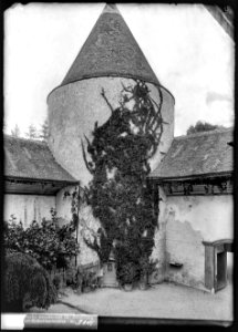 CH-NB - Champvent, Château de Champvent, tour principale, vue partielle extérieure - Collection Max van Berchem - EAD-7235