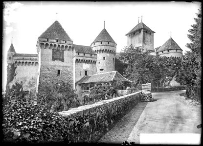 CH-NB - Chillon, Château, Entrée, vue partielle - Collection Max van Berchem - EAD-9374