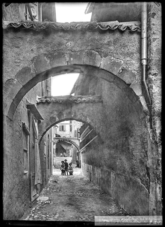 CH-NB - Coppet, Ruelle des Arcades, vue partielle - Collection Max van Berchem - EAD-8745