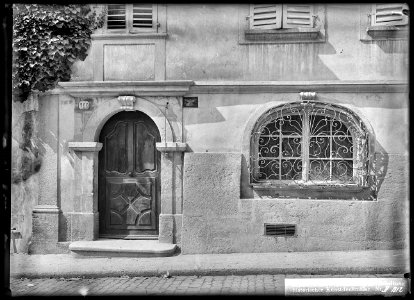 CH-NB - Estavayer-le-Lac, Maison, Façade, vue partielle - Collection Max van Berchem - EAD-9427