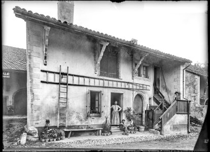 CH-NB - Crans-près-Céligny, Maison, Façade, vue partielle - Collection Max van Berchem - EAD-9411