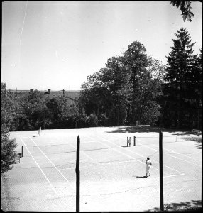 CH-NB - Estland- Tennis (Lokalisierung unsicher) - Annemarie Schwarzenbach - SLA-Schwarzenbach-A-5-16-011 photo
