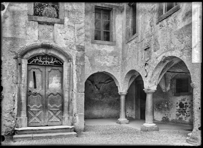 CH-NB - Monthey, Château, Cour, vue partielle - Collection Max van Berchem - EAD-7626