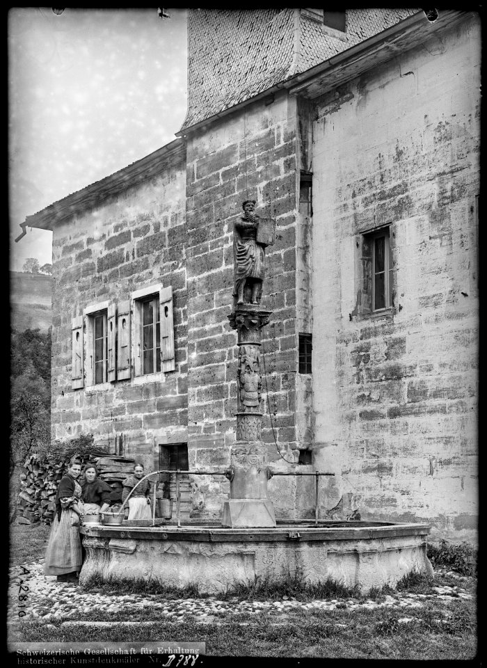 CH-NB - Moudon, Fontaine de Moïse, vue d'ensemble - Collection Max van Berchem - EAD-7375