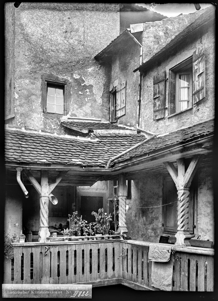 CH-NB - Orbe, Maison ancienne, Cour, vue partielle - Collection Max van Berchem - EAD-7410