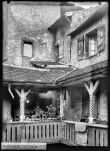 CH-NB - Orbe, Maison ancienne, Cour, vue partielle - Collection Max van Berchem - EAD-7410