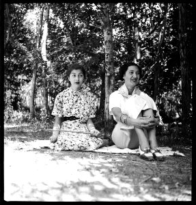 CH-NB - Persien, Farmanieh (Farmaniye)- Porträt von zwei Frauen (Lokalisierung unsicher) - Annemarie Schwarzenbach - SLA-Schwarzenbach-A-5-06-106