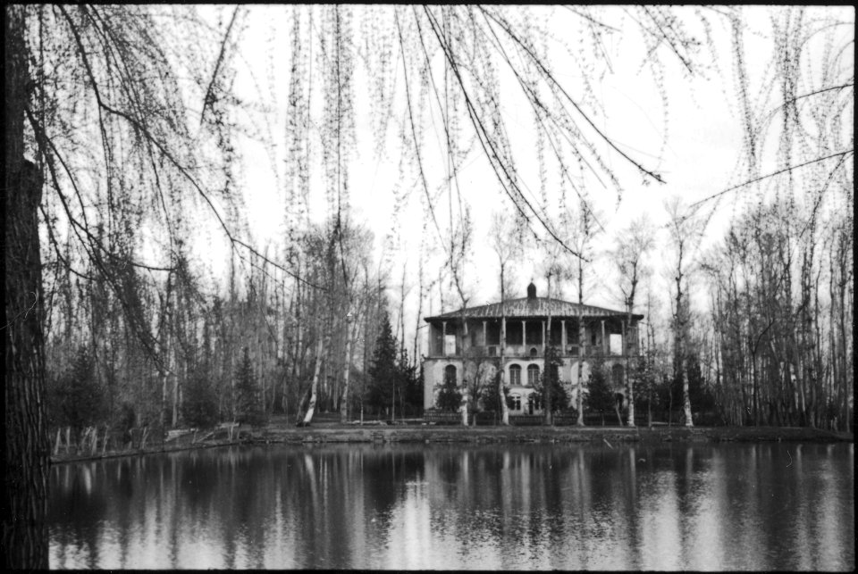 CH-NB - Persien- Haus am Wasser (Lokalisierung unsicher) - Annemarie Schwarzenbach - SLA-Schwarzenbach-A-5-04-213