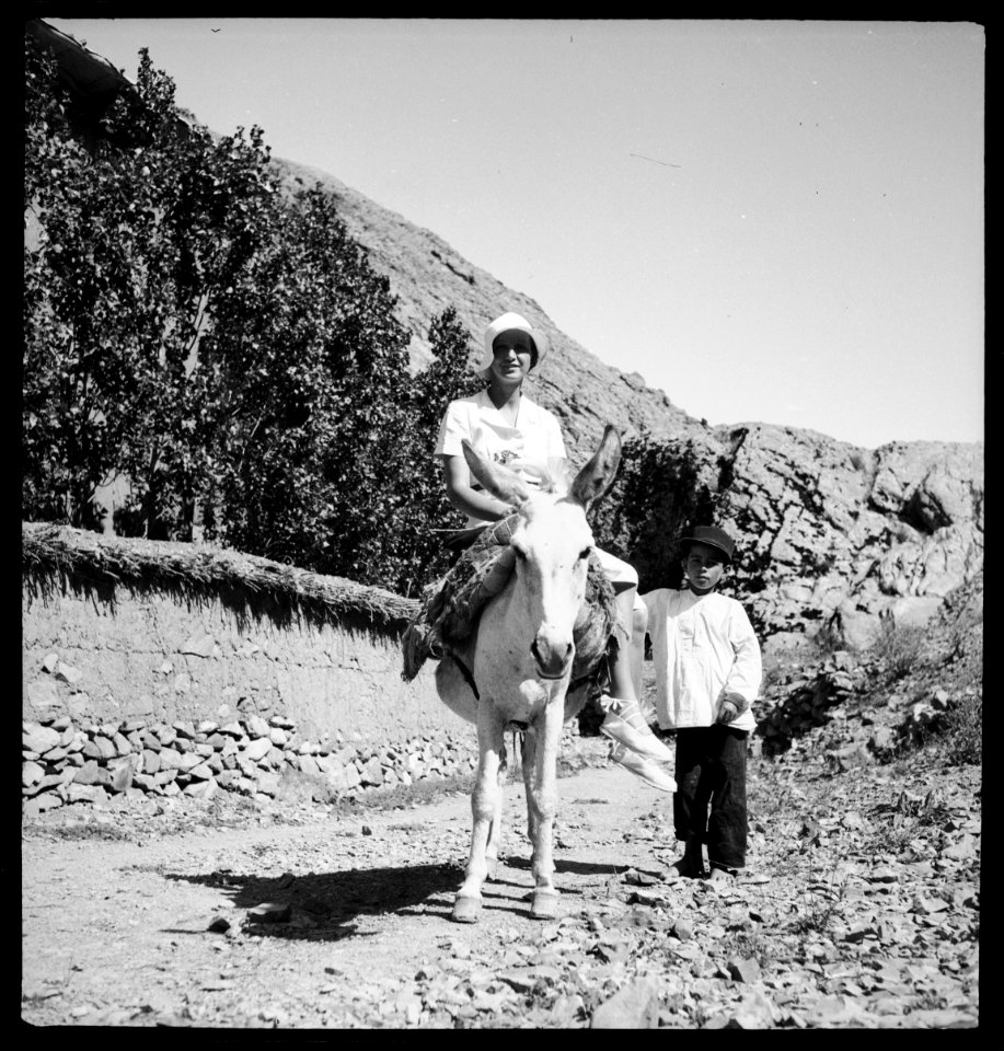 CH-NB - Persien, Farmanieh (Farmaniye)- Frau auf einem Esel (Lokalisierung unsicher) - Annemarie Schwarzenbach - SLA-Schwarzenbach-A-5-06-121