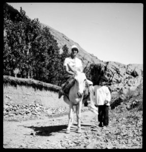 CH-NB - Persien, Farmanieh (Farmaniye)- Frau auf einem Esel (Lokalisierung unsicher) - Annemarie Schwarzenbach - SLA-Schwarzenbach-A-5-06-121
