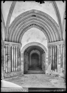 CH-NB - Romainmôtier, Abbatiale, Porche, vue partielle intérieure - Collection Max van Berchem - EAD-7487