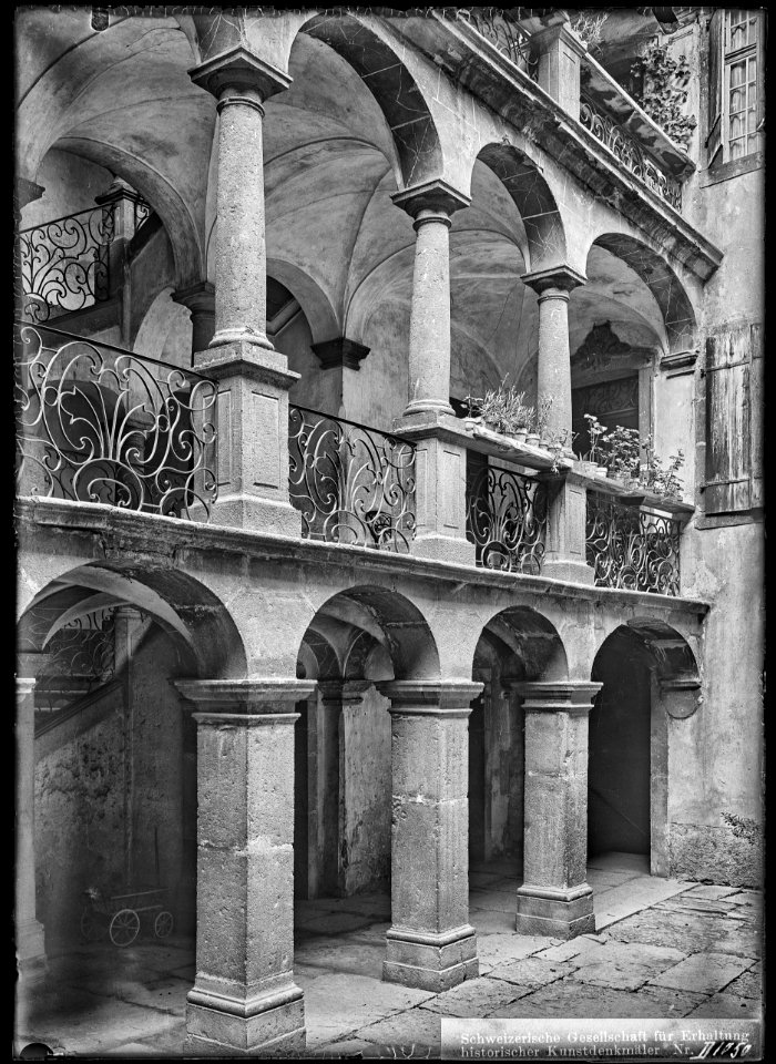 CH-NB - Saint-Maurice, Maison de la Pierre, Cour, vue partielle - Collection Max van Berchem - EAD-7639